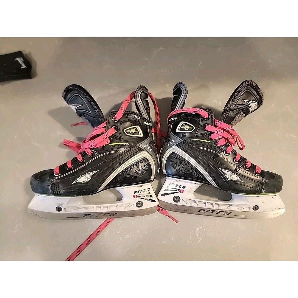 Mission Fuel 90 AG Youth Ice Hockey Skates Sz. 2.5E in nice condition!
